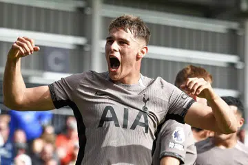 PERMULAAN IDAMAN: Pemain Tottenham, Micky van de Ven, meraikan jaringan kemenangannya ke atas Luton. Spurs mengalahkan  Luton 1-0 walaupun bermain dengan hanya 10 pemain sepanjang separuh masa kedua. 