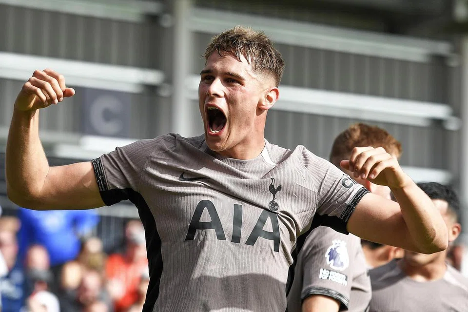 PERMULAAN IDAMAN: Pemain Tottenham, Micky van de Ven, meraikan jaringan kemenangannya ke atas Luton. Spurs mengalahkan  Luton 1-0 walaupun bermain dengan hanya 10 pemain sepanjang separuh masa kedua. 