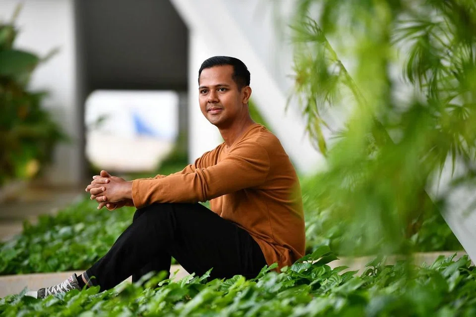 DEKATI BELIA JAUHI DADAH: Encik Azahari kini menjadi sukarelawan YRCP dan antara peranannya termasuk mendekati belia dan menasihati mereka agar menjauhi dadah. - Foto BM oleh LIM YAOHUI