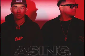 ‘Asing’ oleh Firwan Johan (kanan) dan Ki Zikry (kiri) cari kebahagiaan diri tanpa terlalu hiraukan persepsi orang lain.