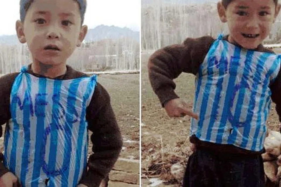JERSI PLASTIK PUN JADI: Peminat cilik yang memakai 'jersi' nombor 10 Messi yang diperbuat daripada beg plastik ini dikenal pasti sebagai Murtaza Ahmadi, lima tahun, dan berasal daripada sebuah keluarga miskin di luar bandar Afghanistan. - Foto TWITTER 