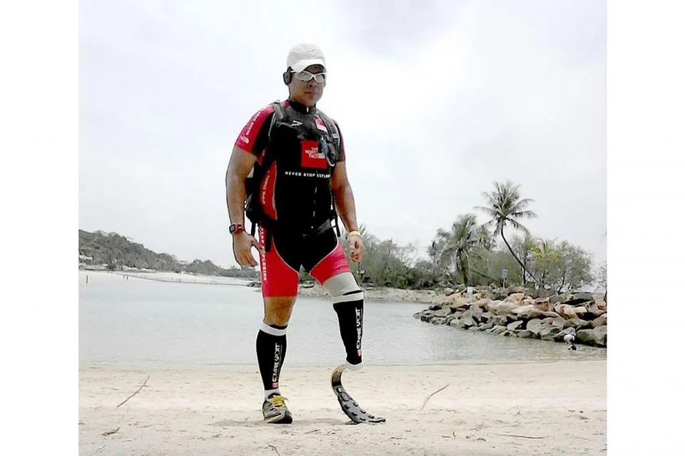 GIGIH JALANI PERSIAPAN: Shariff yang lebih dikenali dengan gelaran Singapore Blade Runner gigih menjalani latihan di atas pasir di Pantai Palawan, Sentosa, yang menurutnya akan membantu dirinya semasa berlari di permukaan ais yang beku di Maraton Kutub Utara itu nanti. - Foto ihsan MD SHARIFF ABDULLAH