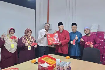 Pengerusi Eksekutif Kanan Masjid Ar-Raudhah, Ustaz Mohamed Ali (tiga dari kanan), bersama Ketua Kanan masjid, Encik Shuhaimi Maridin (dua dari kanan), dan beberapa pegawai masjid menyampaikan sekotak limau kepada Menteri Negara (Undang-Undang merangkap Pengangkutan) yang juga Anggota Parlimen (AP) Bukit Batok, Encik Murali Pillai (dua dari kiri), sempena sambutan Tahun Baru Cina. 