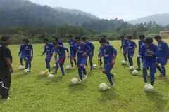 CATAT SEJARAH: Kelab Bola Sepak Frenz United yang dimiliki ahli perniagaan Singapura kini dalam proses dimiliki secara bersama oleh Kelab Bola Sepak Johor Darul Takzim (JDT). Kelihatan beberapa pemain muda menjalani latihan di bawah kendalian Jita Singh. - Foto BERITA HARIAN