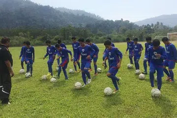 CATAT SEJARAH: Kelab Bola Sepak Frenz United yang dimiliki ahli perniagaan Singapura kini dalam proses dimiliki secara bersama oleh Kelab Bola Sepak Johor Darul Takzim (JDT). Kelihatan beberapa pemain muda menjalani latihan di bawah kendalian Jita Singh. - Foto BERITA HARIAN