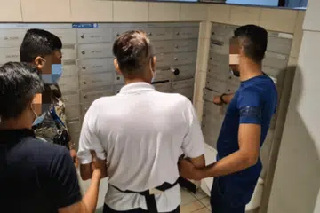 Suspek ditemani pegawai polis di lokasi jenayah untuk mengenal pasti peti surat mana yang dibuka untuk mencuri baucar. 