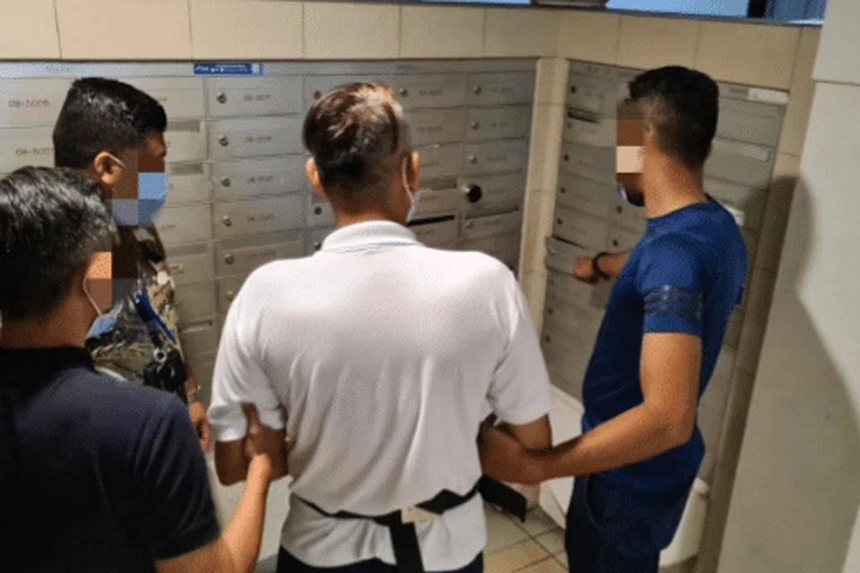Suspek ditemani pegawai polis di lokasi jenayah untuk mengenal pasti peti surat mana yang dibuka untuk mencuri baucar. 