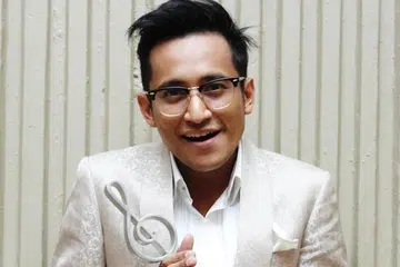 Shah Iskandar meraih Anugerah Pelakon Pembantu TV Popular selepas penantian 10 tahun sejak disampaikan dengan Anugerah Pelakon TV Lelaki Popular pada 2013 dan 2014.