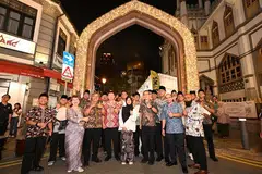 Pelancaran bazar di Kampong Gelam dimeriahkan dengan kehadiran tetamu terhormat Encik Chee (enam dari kiri) . Turut hadir adalah  Dr Faishal (empat dari kanan) dan  Cik Phua (tiga dari kiri) dan Dr Syed Harun (dua dari kanan). 