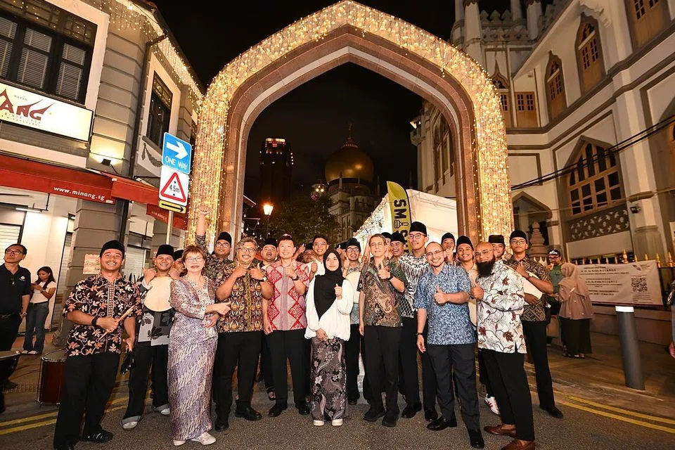 Pelancaran bazar di Kampong Gelam dimeriahkan dengan kehadiran tetamu terhormat Encik Chee (enam dari kiri) . Turut hadir adalah  Dr Faishal (empat dari kanan) dan  Cik Phua (tiga dari kiri) dan Dr Syed Harun (dua dari kanan). 