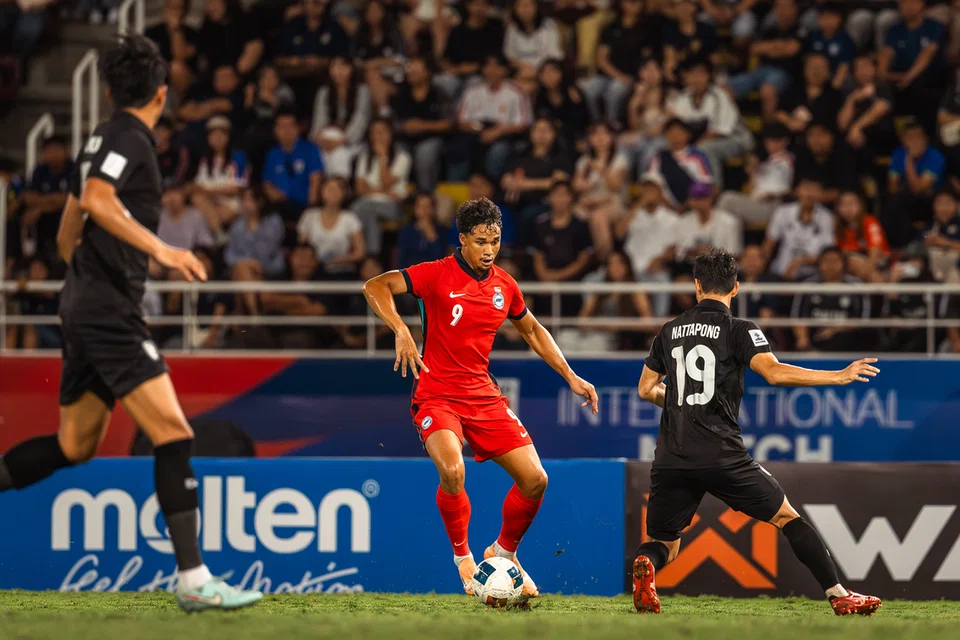 Tanggungjawab menjaringkan gol jatuh kepada penyerang Singa, Ikhsan Fandi (tengah), yang tekad membantu Singa meraih kemenangan melalui jaringannya. Kehadirannya bakal menjadi duri dalam daging bagi barisan pertahanan Hong Kong.