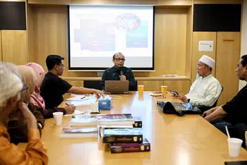 Pengkaji bahasa dan sastera Melayu, Dr Mohamed Pitchay Gani Mohamed Abdul Aziz, menyampaikan Ceramah Anjung Warisan bertajuk, ‘Menyusuri Humiliti Intelektual Dalam Persuratan Melayu Singapura: Renungan Buat Suratman Markasan’ pada 9 Mac. 