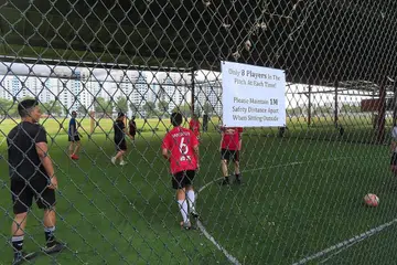 LEBIH MERIAH MAIN BOLA: Kumpulan seramai lapan pemain bermain bola sepak di gelanggang futsal Golazo Futsal Singapore semalam setelah Singapura melangkah ke fasa ketiga pembukaan semula negara. - Foto BH oleh ZULAIQAH ABDUL RAHIM