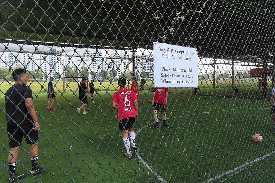 LEBIH MERIAH MAIN BOLA: Kumpulan seramai lapan pemain bermain bola sepak di gelanggang futsal Golazo Futsal Singapore semalam setelah Singapura melangkah ke fasa ketiga pembukaan semula negara. - Foto BH oleh ZULAIQAH ABDUL RAHIM
