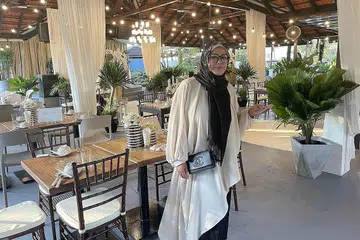MACAM 'MASUK KAMPUNG': Cik Fatimah (atas) tertarik dengan Gallop Kranji Farm Resort, dengan suasana sekitaran yang jauh dari hiruk pikuk kota, lantas memutuskan membuka restoran pertamanya. - Foto BH oleh HANIM MOHD SALEH