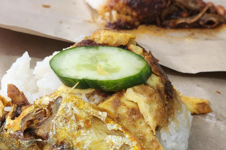 Nasi lemak adalah antara hidangan Nusantara popular.