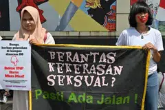 Aktivis hak wanita memegang sepanduk bertulis “Hapuskan keganasan seksual? Pasti ada caranya!” pada 10 Februari 2020 semasa protes menentang gangguan dan keganasan seksual terhadap wanita di kampus, di luar Kementerian Pendidikan dan Kebudayaan di Jakarta.
