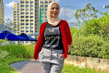 AKUR DENGAN REZEKI: Meskipun kecewa dengan sambutan bagi dua single sebelum ini, Syura berusaha mempertingkatkan mutu vokal malah keluar dari zon selesa bagi mencipta lagu dan menulis lirik sendiri buat single terkini 'Ego'. - Foto BM oleh HARYANI ISMAIL