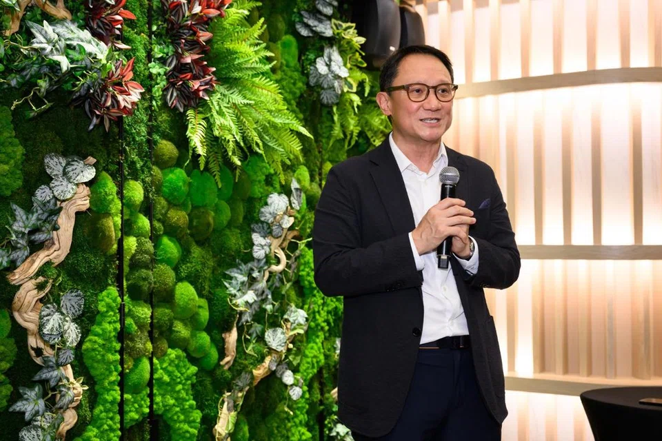 Menurut Encik Alvin Lee, ketua eksekutif negara Maybank Singapore, menjalankan perniagaan di Singapura sekarang  sangat mahal untuk syarikat kecil dan sederhana (SME), dan tenaga kerja, tanah serta sumber Malaysia yang agak murah boleh menawarkan penyelesaian.