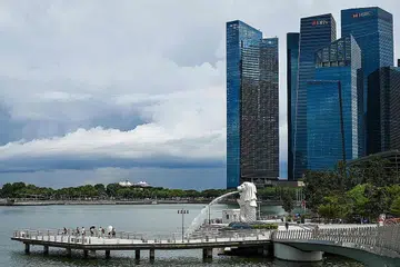 DIPAGAR: Arca Merlion yang ikonik di Taman Merlion akan dipagar mulai Khamis hingga 28 Ogos untuk dibersihkan dan kerja penyenggaraan. - Foto AFP