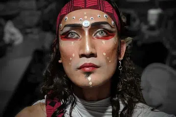 PERKASA DIRI: Encik Shahrin Johry teruja mengumpul ilmu tari dan pengalaman berinteraksi dengan pakar tari dari serata dunia ketika belajar di luar negara demi usahanya mendekati masyarakat memerlukan yang ingin berseni di Singapura. - Foto ihsan SHAHRIN JOHRY