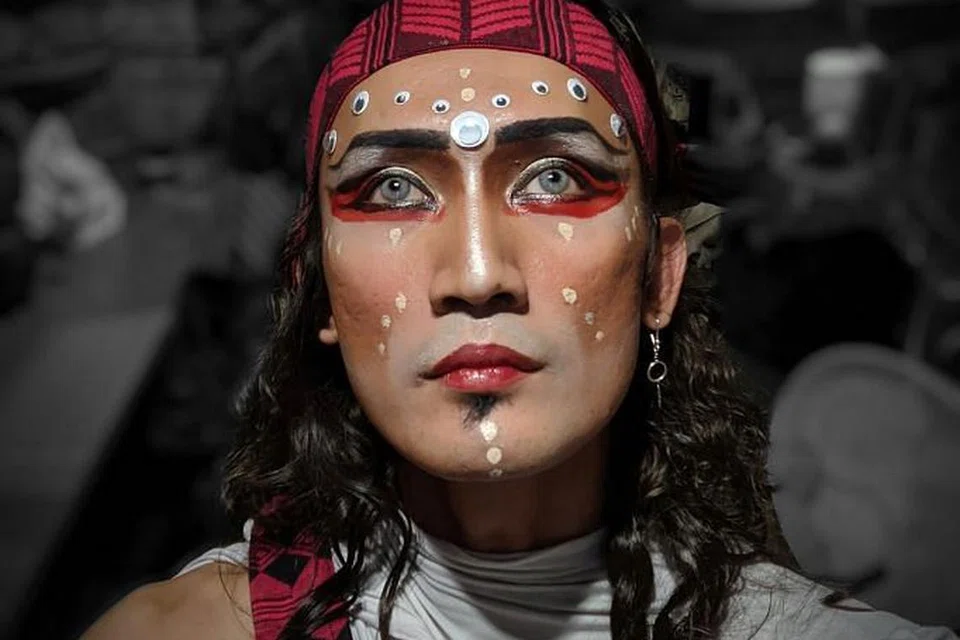 PERKASA DIRI: Encik Shahrin Johry teruja mengumpul ilmu tari dan pengalaman berinteraksi dengan pakar tari dari serata dunia ketika belajar di luar negara demi usahanya mendekati masyarakat memerlukan yang ingin berseni di Singapura. - Foto ihsan SHAHRIN JOHRY