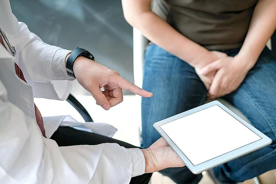 RAWATAN DOKTOR: Seorang doktor dengan tablet digital memberi penjelasan tentang rawatan bagi pesakit barah kanser lelaki. - Foto ISTOCKPHOTO 