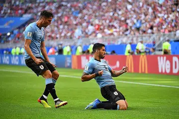 RAIKAN GOL: Pemain Uruguay Luis Suarez (kanan) dan Rodrigo Bentancur meraikan gol yang dijaringkan Suarez pada minit ke-10 dalam perlawanan menentang Russia. Uruguay akhirnya menewaskan Russia 3-0 namun kededua pasukan berjaya mara ke peringkat seterusnya. - Foto REUTERS