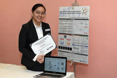 BERJINAK-JINAK DENGAN DUNIA KAJIAN: Pelajar tahun ketiga Politeknik Nanyang Nurul Azlyn Mohd Nor bekerjasama dengan pasukan NUS bagi mencipta 'nanohydrogel', iaitu sejenis bahan yang membantu menyampaikan ubat antibakteria. - Foto-foto POLITEKNIK NANYANG