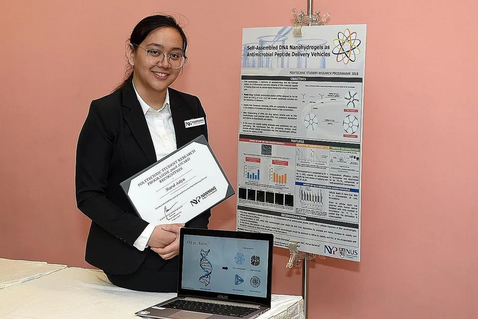 BERJINAK-JINAK DENGAN DUNIA KAJIAN: Pelajar tahun ketiga Politeknik Nanyang Nurul Azlyn Mohd Nor bekerjasama dengan pasukan NUS bagi mencipta 'nanohydrogel', iaitu sejenis bahan yang membantu menyampaikan ubat antibakteria. - Foto-foto POLITEKNIK NANYANG