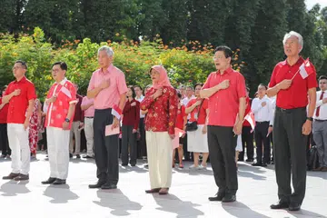 MELAFAZKAN IKRAR: Presiden Halimah Yacob bersama Perdana Menteri, Encik Lee Hsien Loong (tiga dari kiri); Timbalan Perdana Menteri, Encik Lawrence Wong (dua dari kanan); Encik Heng Swee Keat (dua dari kiri); dan Menteri Kanan, Encik Teo Chee Hean (paling kanan), semasa melafazkan ikrar negara bersama di Istana sempena menyambut ulang tahun S’pura ke-58