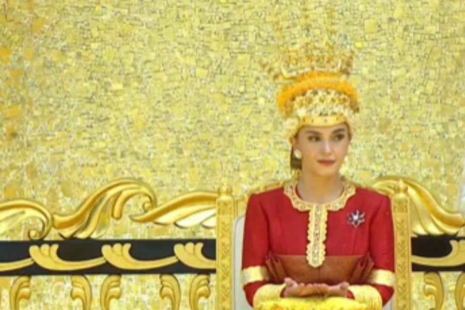 CANTIK SEPADAN : Pilihan hati Putera Mateen ialah Yang Mulia Dayang Anisha Rosnah, yang bukan dari keturunan raja
