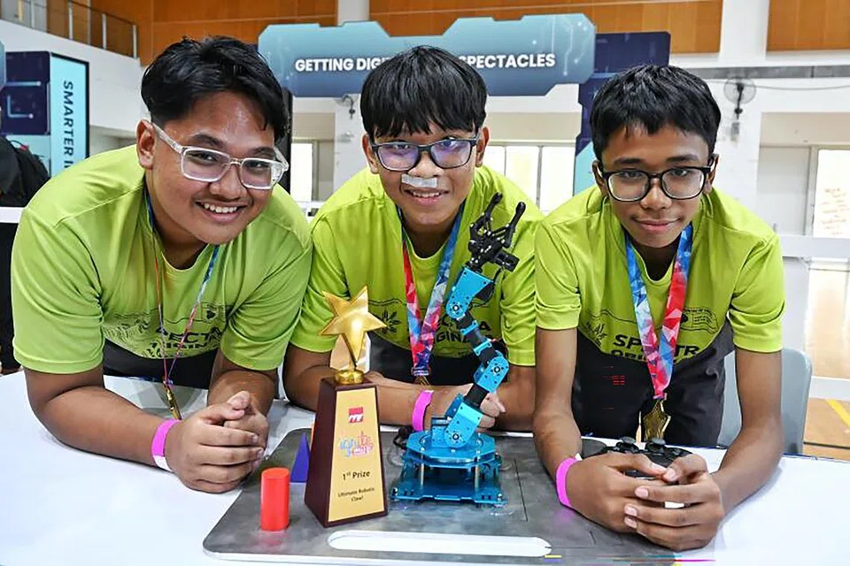 KEMENANGAN TIDAK DIJANGKA: Walau tiada pengalaman atau pengetahuan dalam bidang robotik sebelum ini, tiga pelajar dari Sekolah Menengah Spectra, (dari kiri) Muhammad Luthfi Kassim, Muhammad Aqil Dasuki Muhammad Azmi dan Mohamed Fathurrahman Mohamed Faizal, berjaya menjuarai peraduan yang mencabar kemahiran robotik mereka dalam ‘ignITE Skills Challenge 2025’ pada 20 Mei.