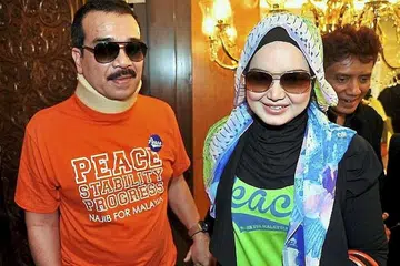 AKAN AMBIL TINDAKAN UNDANG-UNDANG: Datuk Siti Nurhaliza dan suaminya, Datuk Seri Khalid Mohamad Jiwa, berkata mereka berdua tidak pernah terlibat dalam produk perangsang seks itu seperti dimuatkan dalam iklan di laman Instagram. - Foto THE STAR