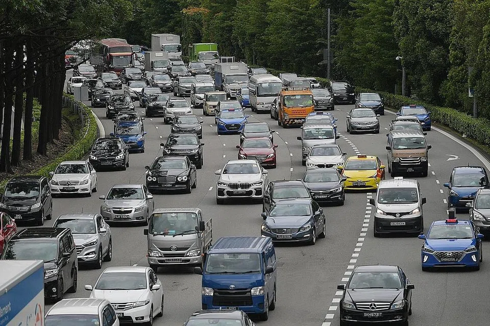 ADA PENGHUNI FLAT AWAM PUNYA BANYAK KERETA: Encik Iswaran berkata isi rumah yang memiliki banyak kereta bukan hanya mereka yang tinggal di perumahan privet. Terdapat bahagian berbeza yang tinggal di perumahan awam. - Foto fail