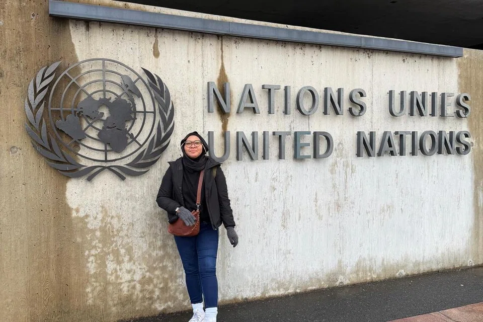 Di depan pejabat Pertubuhan Bangsa-Bangsa Bersatu (PBB), di Geneva.