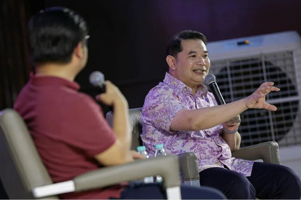 Timbalan Presiden Parti Keadilan Rakyat (PKR) yang juga Menteri Ekonomi Malaysia, Datuk Seri Rafizi Ramli (kanan).