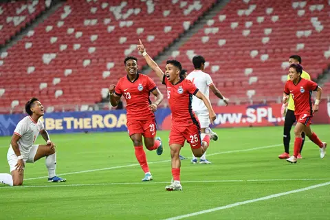 Pemain Singapura Farhan Zulkifli meraikan gol pembukaannya dalam kemenangan 3-2 Lions ke atas Myanmar. 