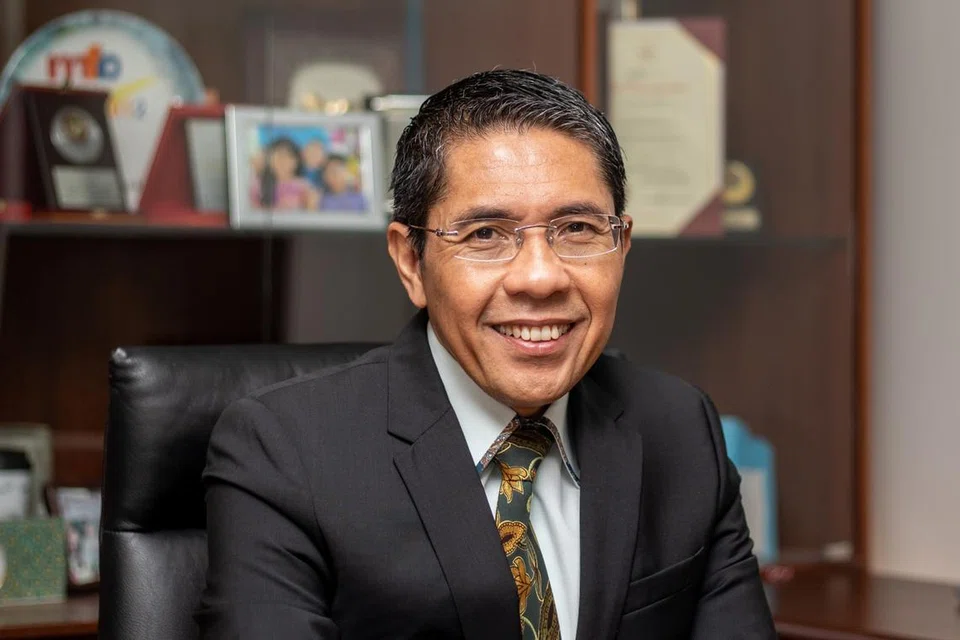 Menteri Kedua (Pendidikan merangkap Ehwal Luar), Dr Mohamad Maliki Osman, mengucapkan tahniah kepada Perdana Menteri Lawrence Wong dan merakamkan penghargaan kepada Encik Lee Hsien Loong dalam catatan Facebooknya pada 15 Mei.