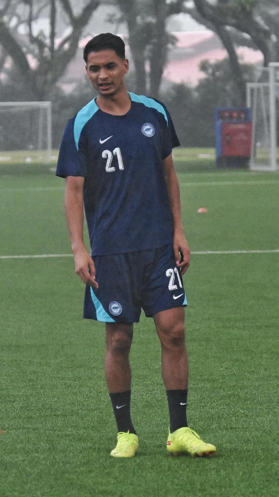 Pemain pertahanan Singa, Safuwan Baharudin. 