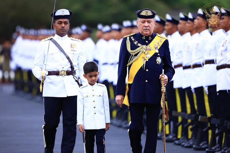 KAWALAN KEHORMAT: Sultan Johor, Sultan Ibrahim Iskandar (kanan), memeriksa barisan kawalan kehormatan sambil diiringi cucu beliau sempena Ulang Tahun Hari Keputeraan Sultan Johor, Sultan Ibrahim Iskandar Ke-65 di Istana Besar, Johor Bahru, pada Rabu.