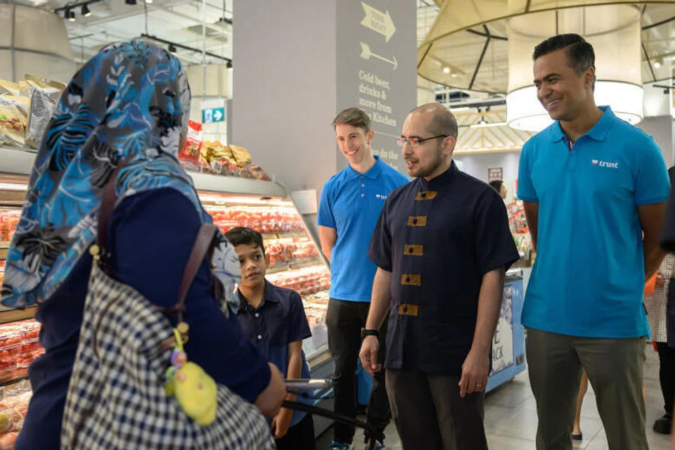 Di antara muka baru susulan GE2025 ialah Setiausaha Parlimen Kanan (Pendidikan merangkap Pembangunan Negara), Dr Syed Harun Alhabsyi (dua dari kanan), yang juga Anggota Parlimen (AP) GRC Nee Soon. Beliau dirakam dalam satu acara kemasyarakatan.