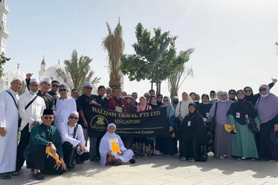 MELAWAT KAWASAN: Jemaah kumpulan awal  Halijah Travels (Halijah 1) bergambar ketika di Masjid Quba.
