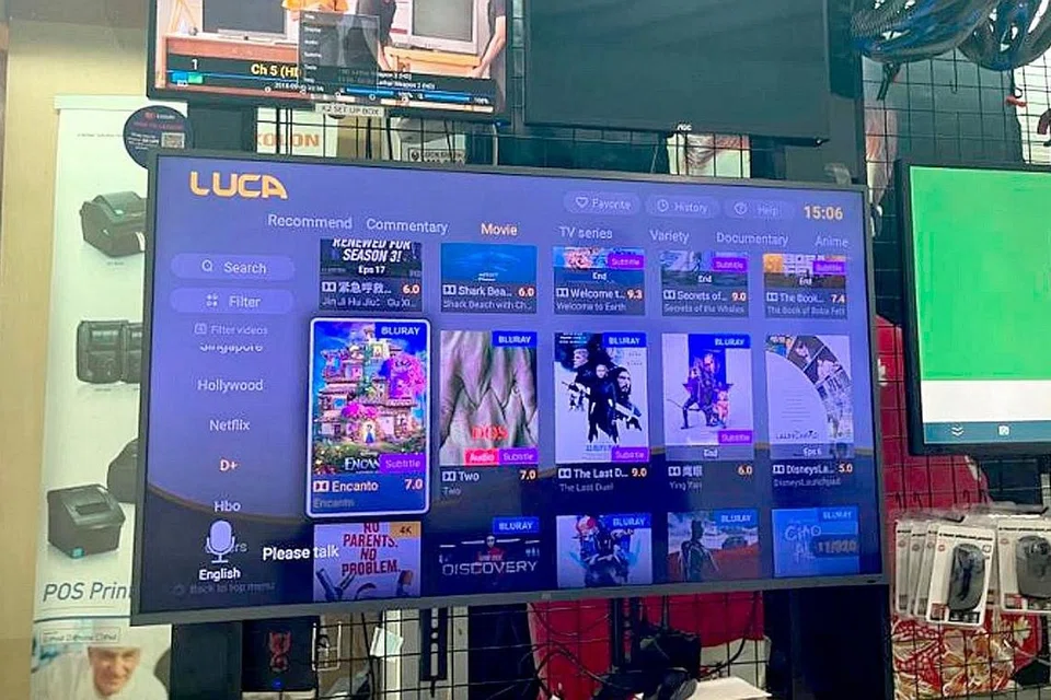 KOTAK ANDROID TV: Kakitangan di kedai yang menjual kotak Android TV haram memberi jaminan kepada pelanggan bahawa jual beli itu tidak menyalahi undang-undang. - Foto BH oleh NADINE CHUA