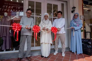 PEMBUKAAN RASMI: Butik Siti Khadijah telah merasmikan pembukaan cawangan pertamanya di Singapura di 63 Arab Street. Dalam gambar (dari kiri) ialah pengasas bersama Siti Khadijah, Encik Aminuddin Mohd Nasir, pengasas Siti Khadijah Cik Padzilah Enda Sulaiman and pengerusi Kumpulan Siti Khadijah Encik Shafie Shamsuddin.