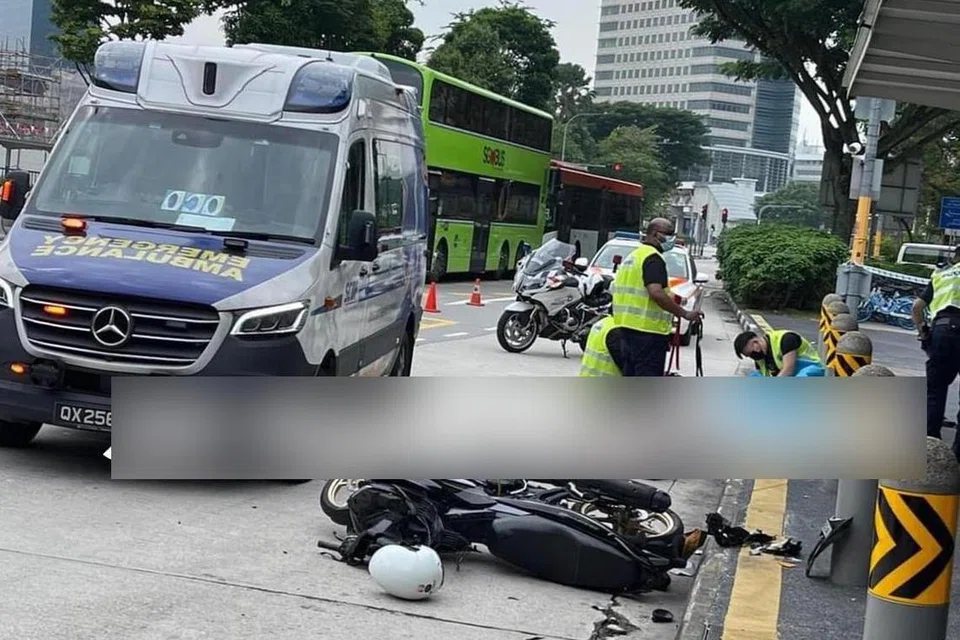 LOKASI KEMALANGAN: Polis berkata motosikal yang ditunggang Allahyarhamha Nur Afiah Hisham dipercayai terbabas dalam nahas di Jurong Gateway Road, dekat Blok 131.