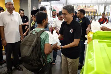 Ketika pelancaraan acara tahunan Dadah Itu Haram ‘Date Your Loved Ones Today! (DYLOT) di Masjid Sultan pada petang 23 Mac 2025, Dr Faishal mengagihkan paket kurma dan bubur kepada pengunjung di Masjid Sultan.