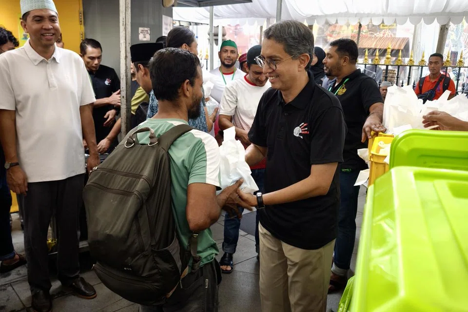 Ketika pelancaraan acara tahunan Dadah Itu Haram ‘Date Your Loved Ones Today! (DYLOT) di Masjid Sultan pada petang 23 Mac 2025, Dr Faishal mengagihkan paket kurma dan bubur kepada pengunjung di Masjid Sultan.