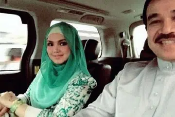 MEREDHAI KEADAAN: Menurut Datuk Seri Khalid Jiwa, yang mesra digelar 'Datuk K', kasih sayangnya tidak akan sama sekali ber­belah bahagi buat isteri tersayang, Siti Nurhaliza, yang mengalami keguguran selepas hamil selama dua bulan. - Foto Instagram CTDK