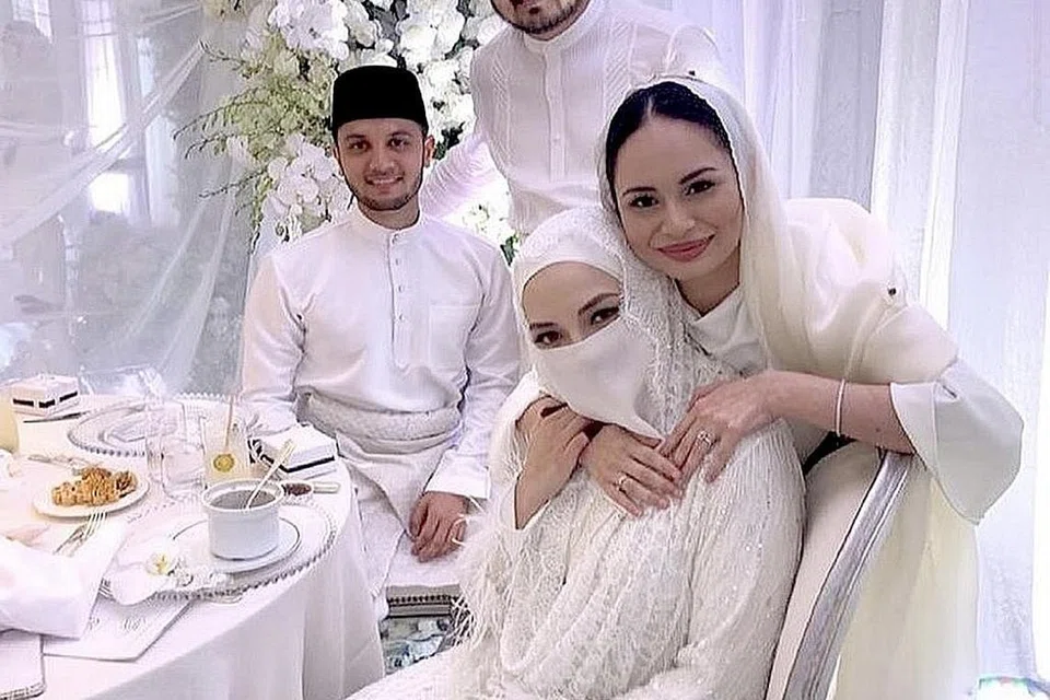 KAWAN LAMA: Pelakon Izara Aishah (kanan) memeluk teman baiknya Neelofa. Bersama mereka pengantin Haris dan Adib Jiwa. - Foto INSTAGRAM TV3